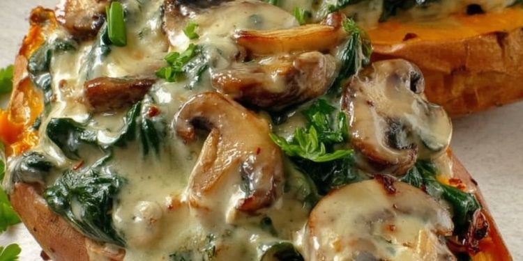 Gefüllte Süßkartoffeln mit cremiger Pilz-Spinat-Füllung