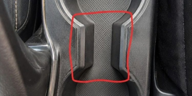 Wozu dient der seltsame Abstand zwischen den Getränkehaltern im Auto