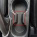 Wozu dient der seltsame Abstand zwischen den Getränkehaltern im Auto