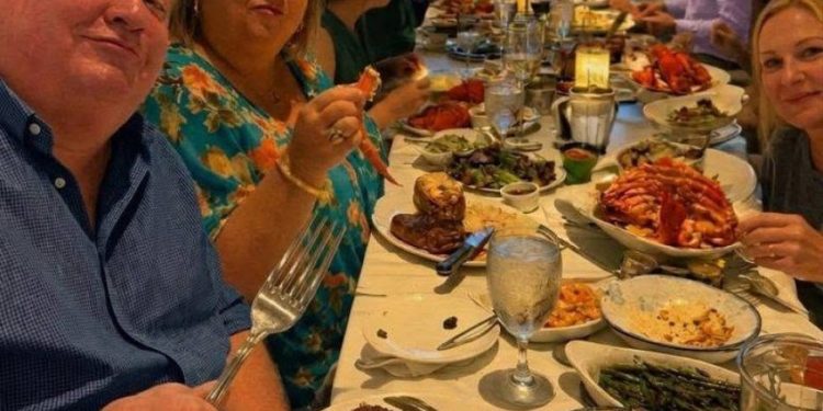 Die Familie meines Mannes erwartete immer, dass ich das Abendessen bezahle – ich habe ihnen endlich eine Lektion erteilt, die sie nicht vergessen