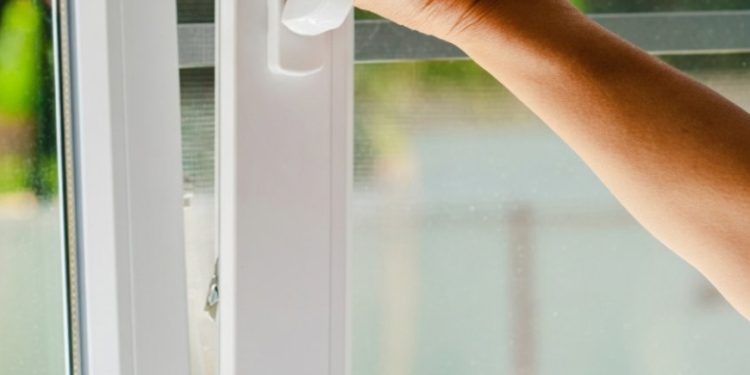 Sobald die Temperaturen steigen, beginnt in vielen Haushalten jedes Jahr dieselbe Diskussion: Soll man die  Fenster tagsüber geöffnet lassen oder lieber geschlossen halten?
