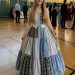 Ich habe zu Ehren meines Vaters ein Kleid aus seinen Hemden für den Abschlussball genäht – meine Klassenkameraden lachten, bis der Direktor das Mikrofon ergriff und es im Raum still wurde.