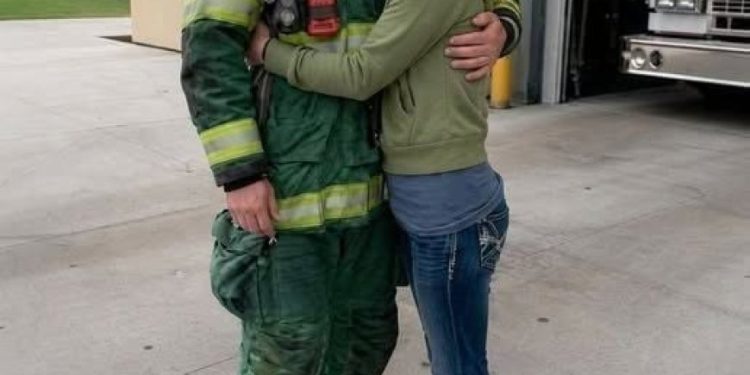 Ich überraschte meinen Ehemann, einen Feuerwehrmann, an seinem Geburtstag in seiner Wache;