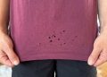Kleine Löcher im T-Shirt: Warum sie immer an derselben Stelle entstehen