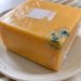 Grüner Fleck auf Cheddar-Käse