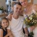 Ich heiratete einen todkranken alleinerziehenden Vater, nachdem er mich angefleht hatte, seine kleine Tochter nach seinem Tod großzuziehen – ein Jahr später überreichte sie mir eine Schachtel und sagte: „Papa hat mich gebeten, dir das heute zu geben.“
