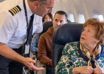 Meine Großmutter bestand darauf, Economy statt First Class zu fliegen – dann erfuhr ich, warum ein Pilot sie sprechen musste.