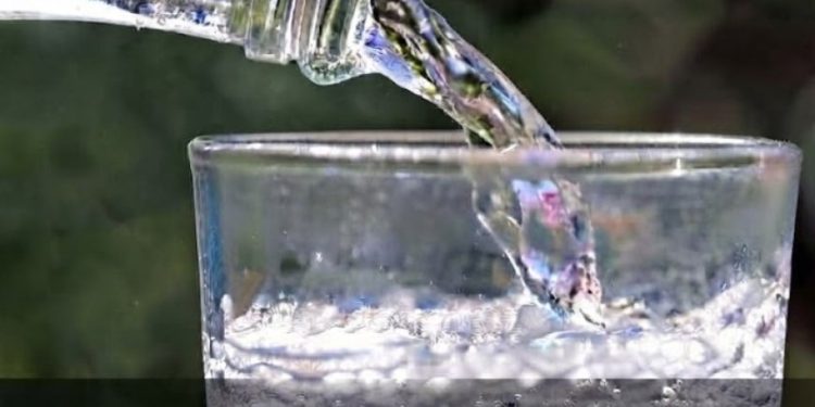 Mineralwasser-Rückruf nach auffälliger Qualitätskontrolle – diese Flaschen sind betroffen