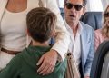 Mein 10-jähriger Sohn kam von der Flugzeugtoilette zurück und flüsterte: „Mama… Papa sitzt vorne.“