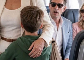 Mein 10-jähriger Sohn kam von der Flugzeugtoilette zurück und flüsterte: „Mama… Papa sitzt vorne.“