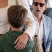 Mein 10-jähriger Sohn kam von der Flugzeugtoilette zurück und flüsterte: „Mama… Papa sitzt vorne.“